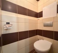 NOVINKA!!! Priestranný 3-izbový byt, 72 m² | Karpatská, Sásová - Toaleta v 3-izbovom byte s hnedo-bielymi obklady.