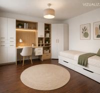NOVINKA!!! Priestranný 3-izbový byt, 72 m² | Karpatská, Sásová - Izba v 3-izbovom byte so zabudovaným stolom, úložnými priestormi a podlahou s dreveným dekorom.