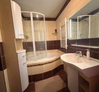 NOVINKA!!! Priestranný 3-izbový byt, 72 m² | Karpatská, Sásová - Kúpeľňa v 3-izbovom byte s vaňou, sprchou, umývadlom a nábytkom.