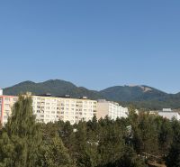NOVINKA!!! Priestranný 3-izbový byt, 72 m² | Karpatská, Sásová - Pohľad na sídlisko a prírodu v Banskej Bystrici na Karpatskej ulici.