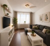 NOVINKA!!! Priestranný 3-izbový byt, 72 m² | Karpatská, Sásová - Obývačka v 3-izbovom byte s podlahou s dreveným dekorom, šedou sedačkou a bielym nábytkom.
