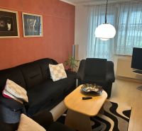 NA PREDAJ PRIESTRANNÝ 3-IZBOVÝ BYT | 67 m² | LODŽIA | 4. POSCHODIE - Obývacia izba v 3-izbovom byte so sedačkou, stolíkom a dekoráciami na stene.