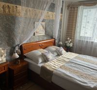 NA PREDAJ PRIESTRANNÝ 3-IZBOVÝ BYT | 67 m² | LODŽIA | 4. POSCHODIE - Spálňa s manželskou posteľou a orientálnymi dekoráciami v 3-izbovom byte.