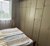 NA PREDAJ PRIESTRANNÝ 3-IZBOVÝ BYT | 67 m² | LODŽIA | 4. POSCHODIE - Spálňa v 3-izbovom byte so vstavanými skriňami a otvoreným oknom do zeleného okolia.