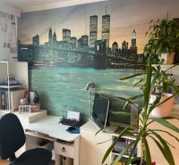 NA PREDAJ PRIESTRANNÝ 3-IZBOVÝ BYT | 67 m² | LODŽIA | 4. POSCHODIE - Pracovný kútik so stolom, rastlinami a dekoratívnou tapetou v 3-izbovom byte.