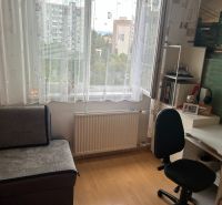 NA PREDAJ PRIESTRANNÝ 3-IZBOVÝ BYT | 67 m² | LODŽIA | 4. POSCHODIE - Pracovný kútik v 3-izbovom byte s podlahou s dreveným dekorom a písacím stolom.