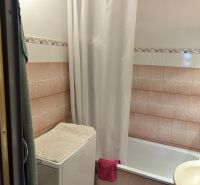 NA PREDAJ PRIESTRANNÝ 3-IZBOVÝ BYT | 67 m² | LODŽIA | 4. POSCHODIE - Kúpeľňa s vaňou, práčka s uterákom a obkladačkami v 3-izbovom byte.