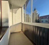 PRENÁJOM, 4-izbový byt na Puškinovej ulici, Humenné - Loggia so zasklením a výhľadom na okolie v 4-izbovom byte.