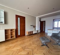 PRENÁJOM, 4-izbový byt na Puškinovej ulici, Humenné - Obývacia izba so sedacou súpravou a podlahou s dreveným dekorom v 4-izbovom byte.