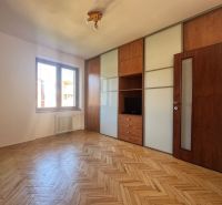 PRENÁJOM, 4-izbový byt na Puškinovej ulici, Humenné - Izba so vstavanou skriňou a podlahou s dreveným dekorom v 4-izbovom byte.