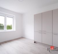 Na predaj : Kompletne zrekonštruovaný 3-izbový byt na Štúrovej v Nitre - Izba v 3-izbovom byte s podlahou s dreveným dekorom a šatníkovou skriňou.