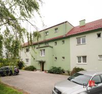 Na predaj : Kompletne zrekonštruovaný 3-izbový byt na Štúrovej v Nitre - Exteriér bytového domu na Štúrovej ulici v Nitre, ponúkajúci 3-izbové byty.