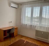 I PREDAJ 2-IZBOVÝ BYT S KLIMATIZÁCIOU A BALKÓNOM I RUŽINOV - Izba v 2-izbovom byte s písacím stolom, stoličkou a klimatizáciou.