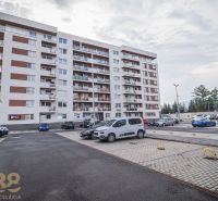 Na predaj štýlový 2,5-izbový byt - Poprad Západ, novostavba URSUS - Budova s parkoviskom pred 3-izbovým bytom na ulici 29. augusta v Poprade.