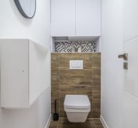 Na predaj štýlový 2,5-izbový byt - Poprad Západ, novostavba URSUS - Kúpeľňa so závesným WC a podlahou s dreveným dekorom v 3-izbovom byte.
