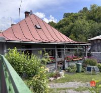 NA PREDAJ - Rodinný dom - Banská Bystrica - CENTRUM - Rodinný dom na Laskomerskej ulici v Banskej Bystrici s jednoduchou záhradou a terasou.