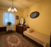NA PREDAJ - Rodinný dom - Banská Bystrica - CENTRUM - Izba v rodinnom dome s kobercovou podlahou, žltými stenami, posteľou a zrkadlom.