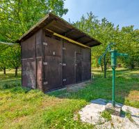 Rekreačná chata s krásnym pozemkom a potenciálom výstavby domu - Drevený altánok a ručná pumpa na záhrade pri chate v Lazy pod Makytou, Dubková.