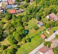 Rekreačná chata s krásnym pozemkom a potenciálom výstavby domu - Letecký pohľad na chatu obklopenú záhradou a zeleňou na ulici Dubková, Lazy pod Makytou.