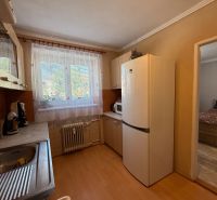 Na predaj 3 byt Žiar nad Hronom, 75m2 - Kuchyňa v 3-izbovom byte s podlahou s dreveným dekorom a spotrebičmi.