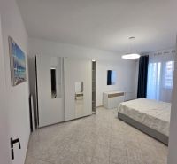 Albánsko, Durres - zariadený apartmán len 100m od mora a pláže - Svetlá spálňa v 2-izbovom byte s moderným nábytkom a keramickou podlahou.