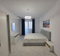 Albánsko, Durres - zariadený apartmán len 100m od mora a pláže - Spálňa v 2-izbovom byte s posteľou, bielym nábytkom a obrazom na stene.