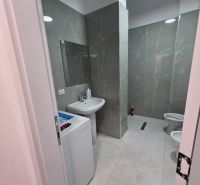 Albánsko, Durres - zariadený apartmán len 100m od mora a pláže - Kúpeľňa v 2-izbovom byte so sprchovým kútom, práčkou a keramickou dlažbou.