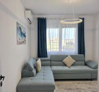Albánsko, Durres - zariadený apartmán len 100m od mora a pláže - Obývačka v 2-izbovom byte s pohodlnou sedačkou a štýlovým osvetlením.