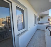 Albánsko, Durres - zariadený apartmán len 100m od mora a pláže - Balkón so zábradlím susedí s 2-izbovým bytom v meste Drač.