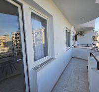 Albánsko, Durres - zariadený apartmán len 100m od mora a pláže - Balkón s výhľadom na okolie z 2-izbového bytu v Drači.