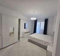 Albánsko, Durres - zariadený apartmán len 100m od mora a pláže - Svetlá spálňa s posteľou, skriňou, dlažbou a závesmi v 2-izbovom byte.