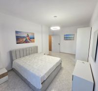 Albánsko, Durres - zariadený apartmán len 100m od mora a pláže - Svetlá spálňa v 2-izbovom byte s umeleckými obrazmi a bielym nábytkom.