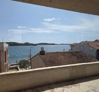CHORVÁTSKO - Apartmány 2.rad od mora - SRIMA, VODICE - Výhľad z 3-izbového bytu v Srime na more a pláž pod žltým domom.