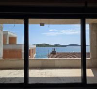 CHORVÁTSKO - Apartmány 2.rad od mora - SRIMA, VODICE - Výhľad z 3-izbového bytu v SRIME na more cez veľké francúzske okno.