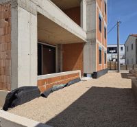 CHORVÁTSKO - Apartmány 2.rad od mora - SRIMA, VODICE - Stavba 3-izbového bytu v SRIMA, s odkrytou tehlovou fasádou a štrkovým dvorom.