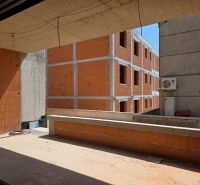 CHORVÁTSKO - Apartmány 2.rad od mora - SRIMA, VODICE - Rozostavaný 3-izbový byt v meste Srima s pohľadom na tehlové steny.