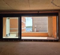 CHORVÁTSKO - Apartmány 2.rad od mora - SRIMA, VODICE - Výhľad na more cez veľké okno v 3-izbovom byte v meste Srima.