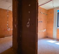 CHORVÁTSKO - Apartmány 2.rad od mora - SRIMA, VODICE - Interiér 3-izbového bytu s tehlovými priečkami, v štádiu hrubej stavby.