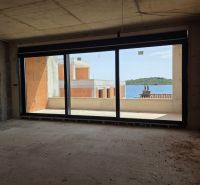 CHORVÁTSKO - Apartmány 2.rad od mora - SRIMA, VODICE - Nedokončený interiér 3-izbového bytu s výhľadom na more a balkónom.