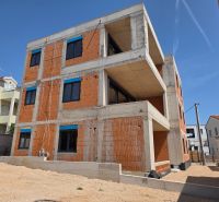 CHORVÁTSKO - Apartmány 2.rad od mora - SRIMA, VODICE - Stavba 3-izbového bytu v meste Srima s tehlovými stenami a betónovou konštrukciou.