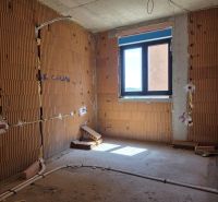 CHORVÁTSKO - Apartmány 2.rad od mora - SRIMA, VODICE - Nedokončená izba v 3-izbovom byte s odkrytými tehlovými stenami a oknom.