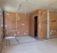 CHORVÁTSKO - Apartmány 2.rad od mora - SRIMA, VODICE - Stavba 3-izbového bytu s tehlovými stenami a inštaláciou rozvodov.