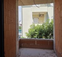 CHORVÁTSKO - Apartmány 2.rad od mora - SRIMA, VODICE - Nedokončený balkón v 3-izbovom byte s pohľadom na zeleň a vedľajšiu budovu.