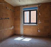 CHORVÁTSKO - Apartmány 2.rad od mora - SRIMA, VODICE - Nezariadená miestnosť v 3-izbovom byte s tehlovými stenami a veľkým oknom.