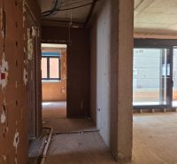 CHORVÁTSKO - Apartmány 2.rad od mora - SRIMA, VODICE - Nedokončený interiér 3-izbového bytu s veľkými sklenenými dverami a murivom.