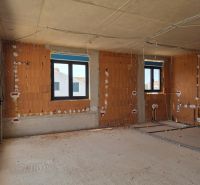 CHORVÁTSKO - Apartmány 2.rad od mora - SRIMA, VODICE - Interiér 3-izbového bytu vo výstavbe s holými tehlovými stenami a plastovými oknami.