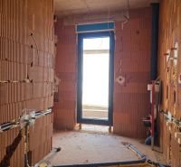 CHORVÁTSKO - Apartmány 2.rad od mora - SRIMA, VODICE - Nedokončená miestnosť so surovými tehlovými stenami a východom na balkón v 3-izbovom byte.