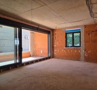 CHORVÁTSKO - Apartmány 2.rad od mora - SRIMA, VODICE - Rozostavaný 3-izbový byt s veľkými oknami a odkrytými tehlami bez podlahy.