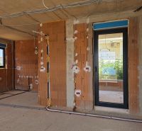 CHORVÁTSKO - Apartmány 2.rad od mora - SRIMA, VODICE - Rozostavaný 3-izbový byt s tehlovými stenami a elektroinštaláciou pripravovanou na montáž.