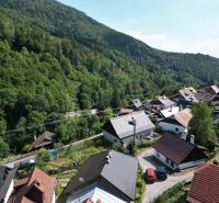 Predaj: Štýlová chalupa v srdci Španej Doliny miesto s atmosférou  - Pohľad na malebné chalupy v Španej Doline neďaleko Banskej Bystrice, obklopené hustými lesmi.